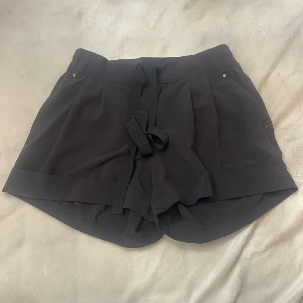 Lululemon Lululemon Spring Break Away Black Shorts Size 4 1134